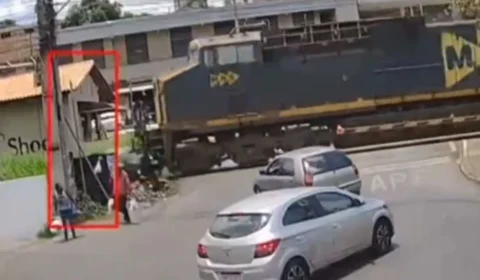 Veja vídeo: Carro avança trilhos com sinalização ativa e é atingido por trem de carga em Sarzedo