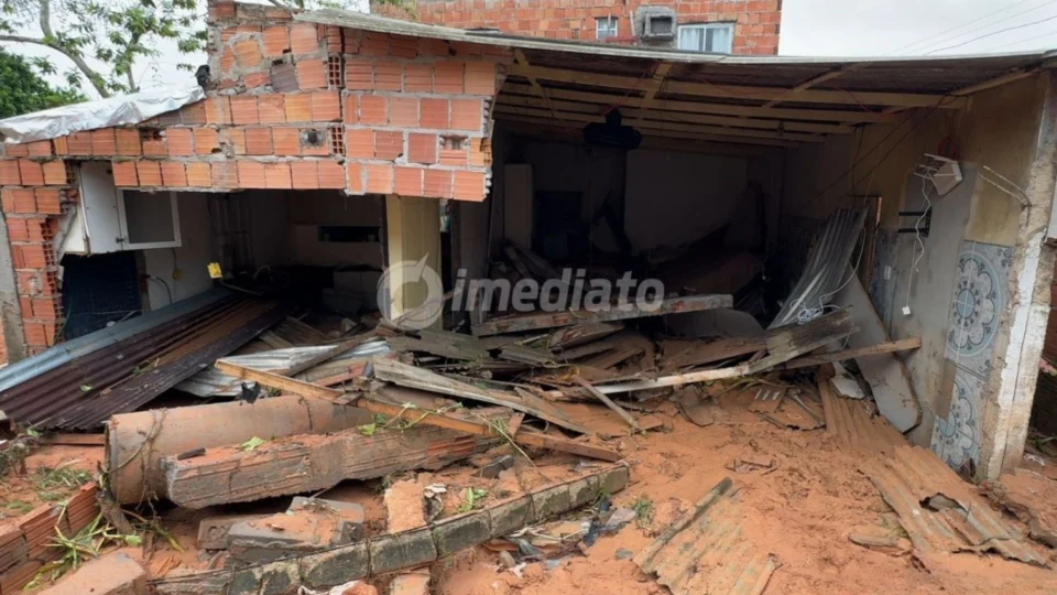 Obra descontrolada provoca alagamento e destruição em residência no Tarumã e deixa três feridos