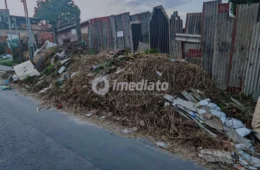 Moradores denunciam acúmulo de lixo e alagamentos recorrentes na Rua das Malváceas, no Jorge Teixeira