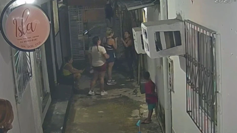 Veja vídeo: Confusão em residencial no bairro Flores termina com duas mulheres feridas após discussão com dona de salão