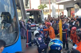 Imagens fortes: Motociclista venezuelano tem pernas esmagadas após colisão com ônibus em avenida no bairro Novo Israel