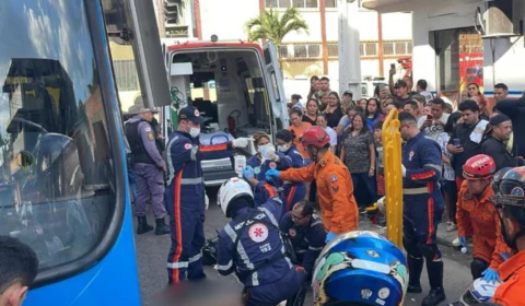 Imagens fortes: Motociclista venezuelano tem pernas esmagadas após colisão com ônibus em avenida no bairro Novo Israel