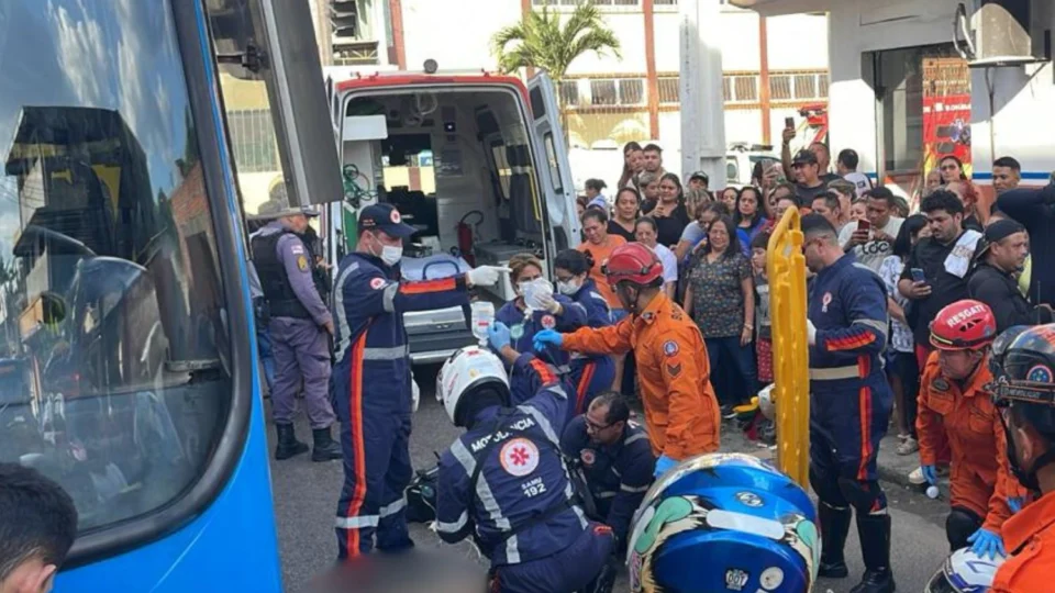 Imagens fortes: Motociclista venezuelano tem pernas esmagadas após colisão com ônibus em avenida no bairro Novo Israel