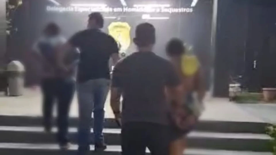 Irmãos são presos suspeitos de matar homem a facadas na Compensa