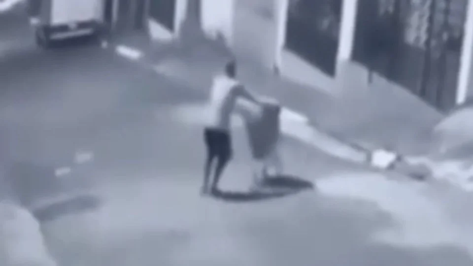 Imagens fortes: Corpo de mulher é encontrado dentro de carrinho de supermercado na Vila Formosa, em São Paulo