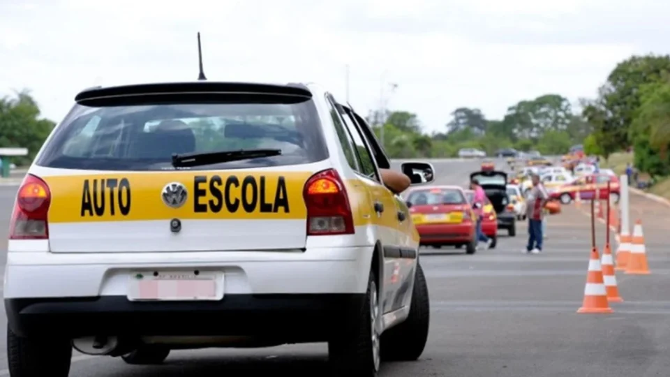 Contran aprova mudanças que acabam com obrigatoriedade de aulas de autoescola para tirar a CNH