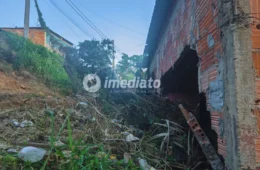 Deslizamento destrói casa e deixa família desabrigada no bairro Gilberto Mestrinho, em Manaus