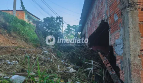 Deslizamento destrói casa e deixa família desabrigada no bairro Gilberto Mestrinho, em Manaus