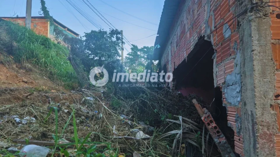 Deslizamento destrói casa e deixa família desabrigada no bairro Gilberto Mestrinho, em Manaus