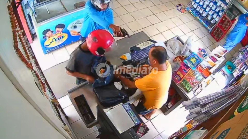 Assaltantes rendem funcionários e clientes durante roubo a mercadinho na Colônia Terra Nova 3