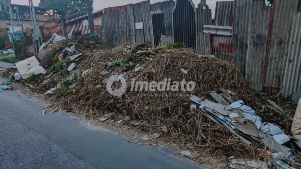Moradores denunciam acúmulo de lixo e alagamentos recorrentes na Rua das Malváceas, no Jorge Teixeira