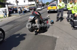 Homem cai em buraco e tem moto destruída na Praça 14, em Manaus
