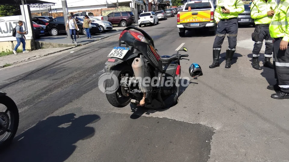 Homem cai em buraco e tem moto destruída na Praça 14, em Manaus