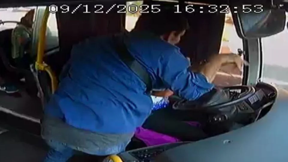 VÍDEO: vendedor de bombons agride motorista de ônibus em Manaus