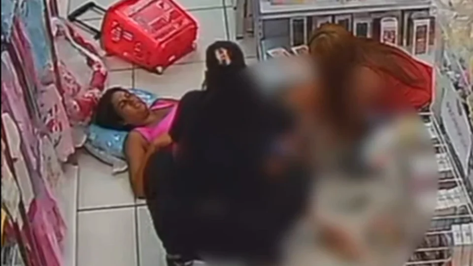 VEJA VÍDEO: Mulher dá à luz dentro de loja de artigos para bebês no Centro do Recife