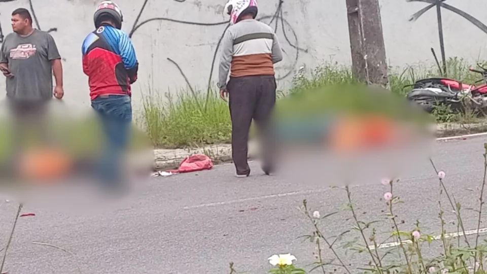 Veja forte: Casal morre esmagado em grave acidente entre carreta e moto perto do Detran em Manaus