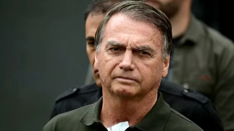 Vídeo: Bolsonaro é internado em hospital em Brasília e passará por cirurgia para tratar hérnia