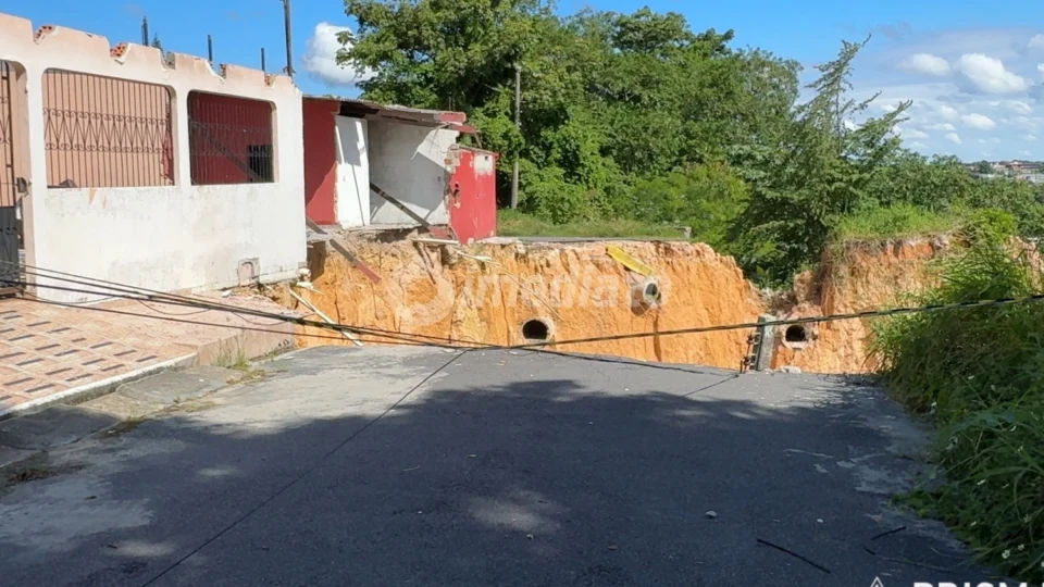 ‘Perdi minha casa e ninguém nos dá resposta’: moradores denunciam abandono no Conjunto Canaranas, no Cidade Nova