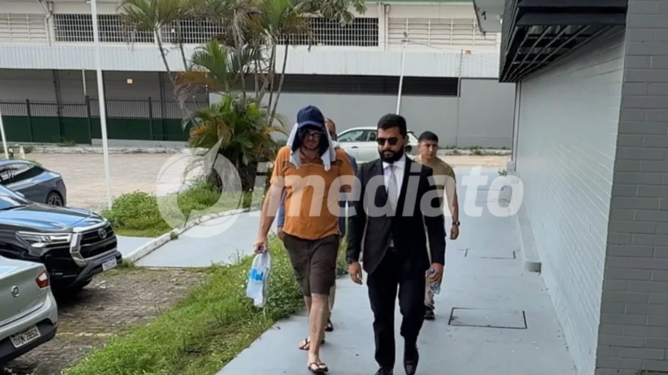 Veja o vídeo: Acusado de matar borracheiro no Natal se entrega à polícia acompanhado de advogado em Manaus