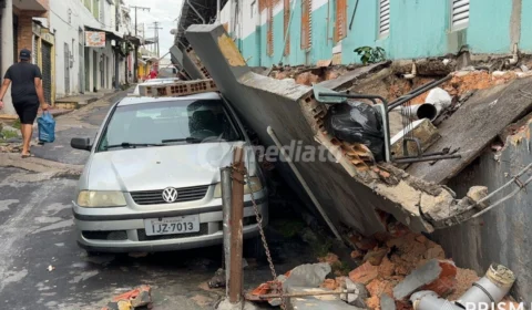 Veja o vídeo: Muro desaba sobre carros no Porto da Ceasa após temporal; moradores denunciam falta de verba para reparo previsível