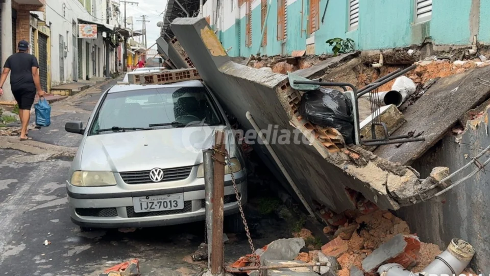 Veja o vídeo: Muro desaba sobre carros no Porto da Ceasa após temporal; moradores denunciam falta de verba para reparo previsível