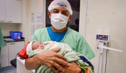 Primeiro bebê do Natal de 2025 nasce à 0h01 no Instituto Dona Lindu, em Manaus