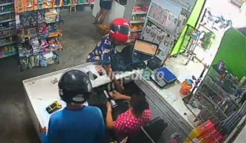 VÍDEO: Criminosos armados rendem funcionária e clientes durante assalto a mercado na Zona Norte de Manaus