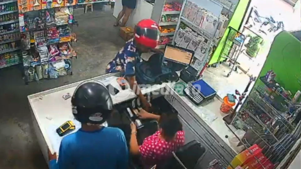 VÍDEO: Criminosos armados rendem funcionária e clientes durante assalto a mercado na Zona Norte de Manaus