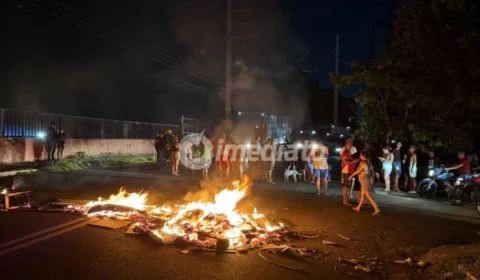 Moradores do bairro Santo Antônio fecham rua em protesto após mais de 24 horas sem energia