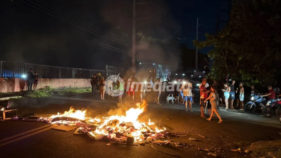 Moradores do bairro Santo Antônio fecham rua em protesto após mais de 24 horas sem energia