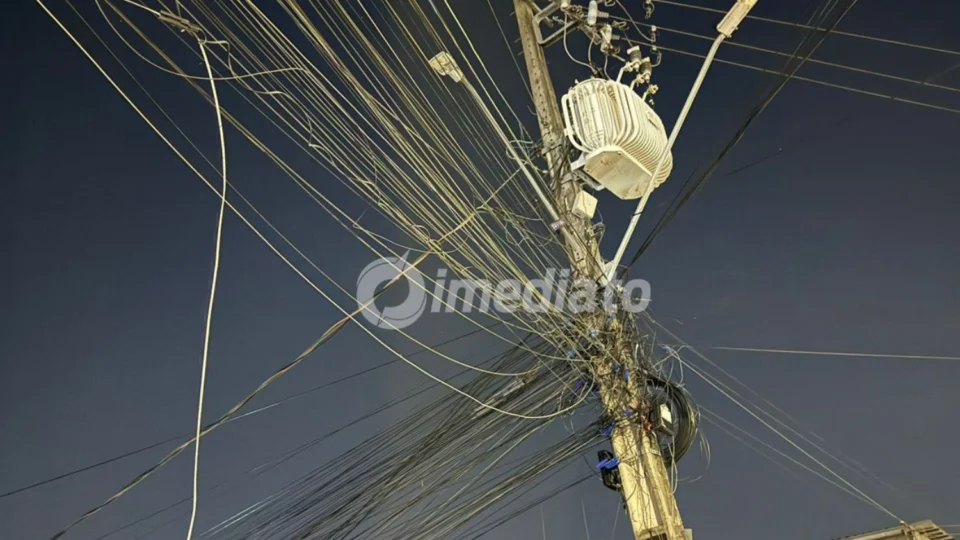 Moradores do bairro Aleixo enfrentam apagão na rua Severiano Nunes após urubu colidir com transformador