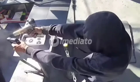 CENA FORTE: Homem invade pastelaria e atira seis vezes contra ex-companheira usando duas armas de fogo