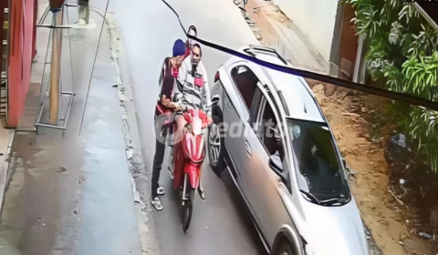 VÍDEO: Criminosos usam carro para dar cobertura e roubam moto de mulheres no bairro Monte Pascoal