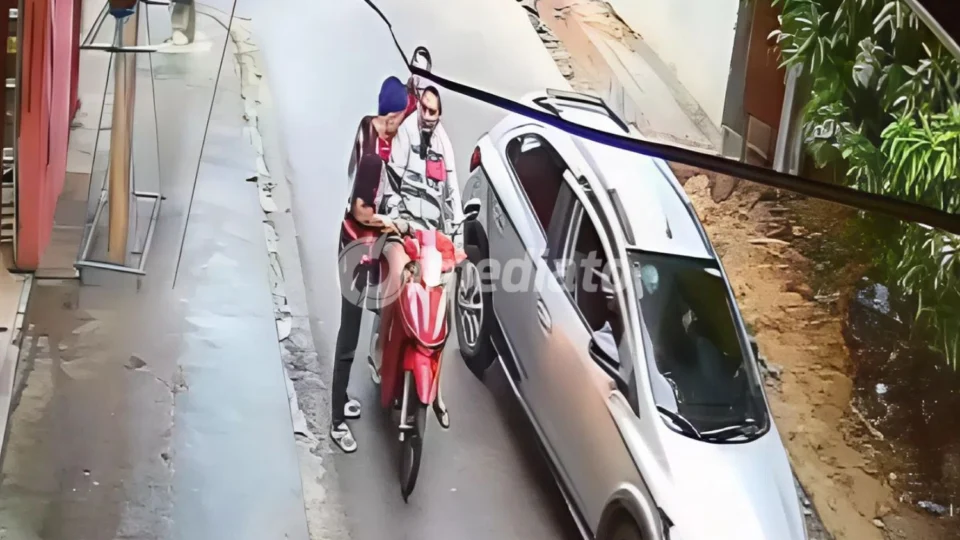 VÍDEO: Criminosos usam carro para dar cobertura e roubam moto de mulheres no bairro Monte Pascoal