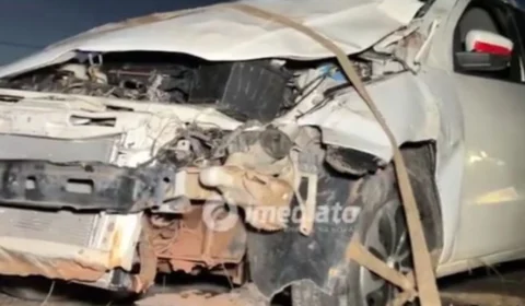 Carro capota e fica destruído na RR-205 em Roraima; falta de iluminação aumenta risco na rodovia