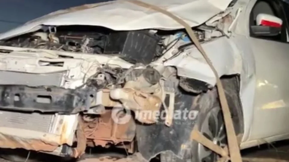Carro capota e fica destruído na RR-205 em Roraima; falta de iluminação aumenta risco na rodovia