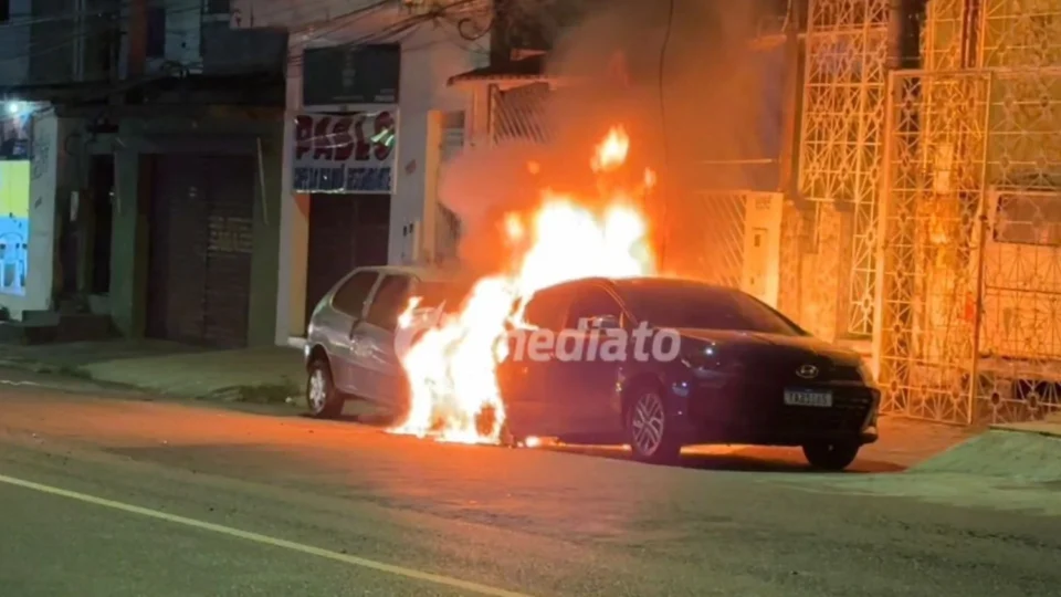 Cabo elétrico rompe e provoca incêndio em dois veículos na Avenida Duque de Caxias, bairro Praça 14