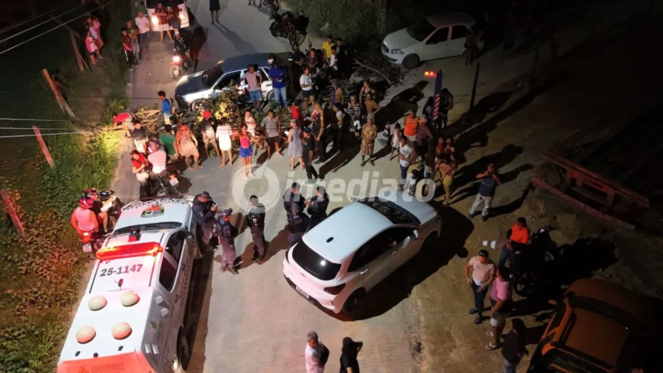 Moradores bloqueiam via no Puraquequara após quatro dias sem energia e denunciam abandono das autoridades