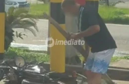 VÍDEO: Homem se exalta e destrói a própria moto após apreensão do veículo na Avenida Torquato Tapajós