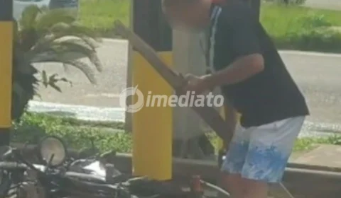 VÍDEO: Homem se exalta e destrói a própria moto após apreensão do veículo na Avenida Torquato Tapajós