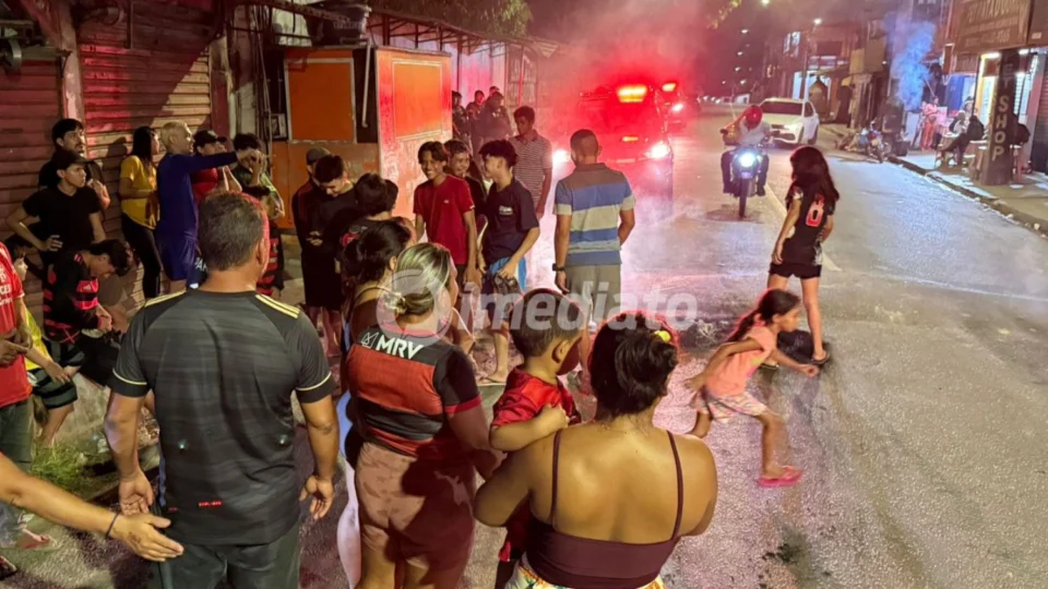 Moradores fecham via em protesto após retirada de linha de ônibus na Comunidade Campos Sales 