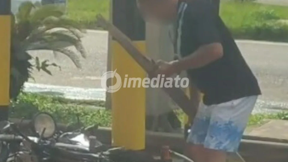 VÍDEO: Homem se exalta e destrói a própria moto após apreensão do veículo na Avenida Torquato Tapajós
