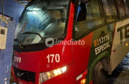 Micro-ônibus desliza em ladeira e colide com muro de residência no bairro Zumbi, em Manaus
