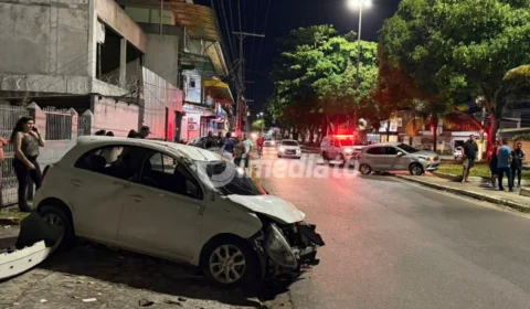 Motorista fica ferido após carro capotar em colisão com outro veículo na Avenida Laguna