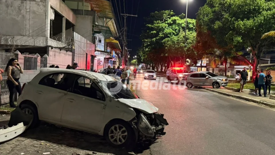 Motorista fica ferido após carro capotar em colisão com outro veículo na Avenida Laguna