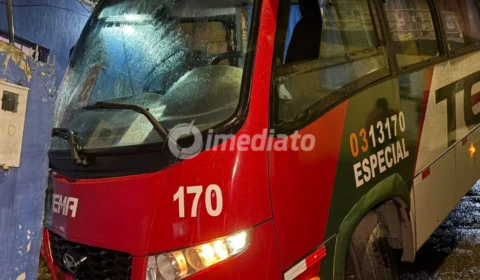 Micro-ônibus desliza em ladeira e colide com muro de residência no bairro Zumbi, em Manaus