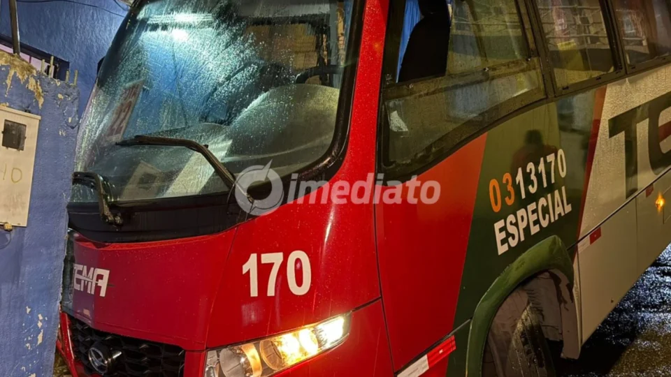 Micro-ônibus desliza em ladeira e colide com muro de residência no bairro Zumbi, em Manaus