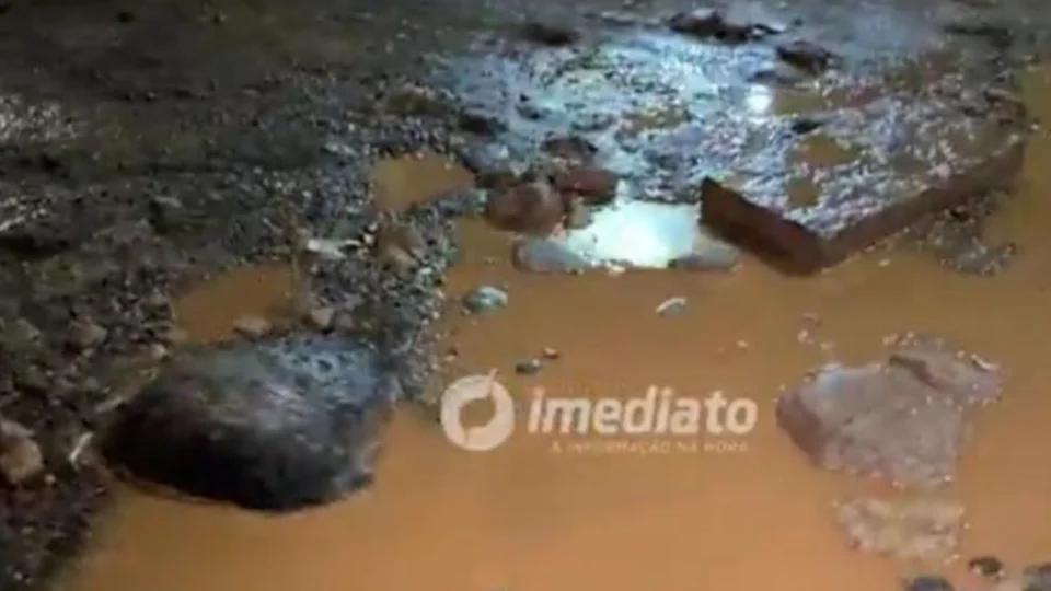 Buracos e lama dificultam trânsito e revoltam moradores no bairro Nova Canaã, em Boa Vista