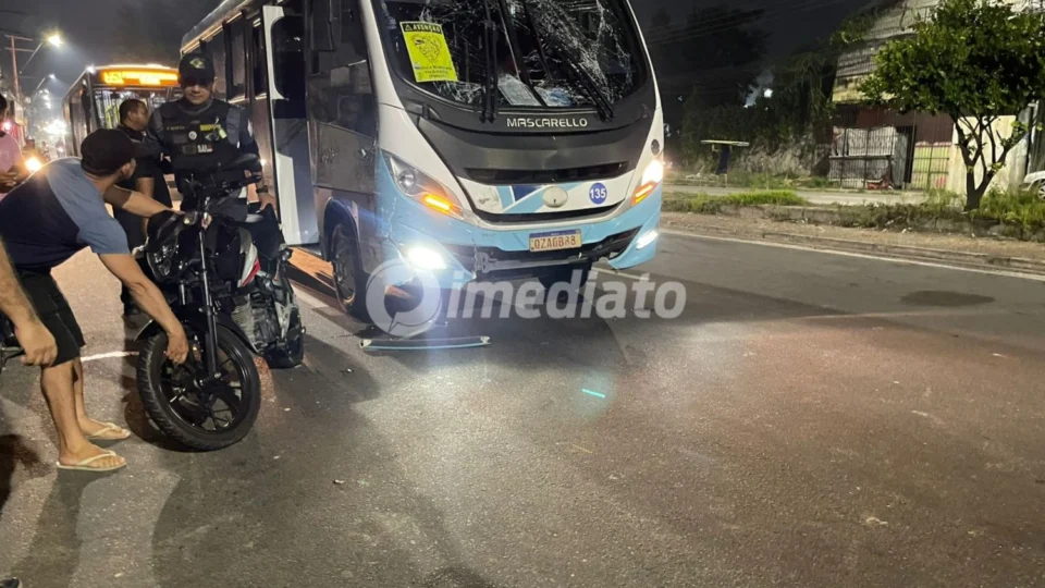 Enfermeiro morre após ser arremessado de moto e arrastado por micro-ônibus na Avenida Grande Circular