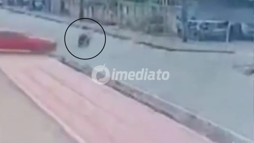 Motociclista fica gravemente ferido após motorista invadir preferencial em cruzamento de Boa Vista